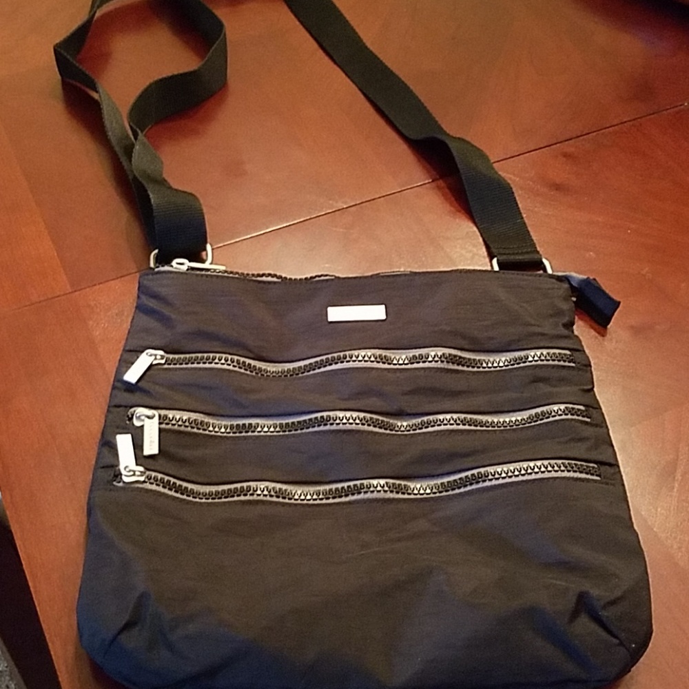 Black Baggallini zippered bag